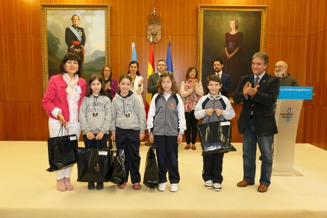 Pilar Rojo entrega os premios do Concurso Escolar do Parlamento e recorda que todo dereito comporta obrigas